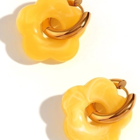 *NEW* 18K Gold Plated Stainless Steel Drop Flower Acrylic Hoop Earrings (YELLOW) - Picture 5 of 7